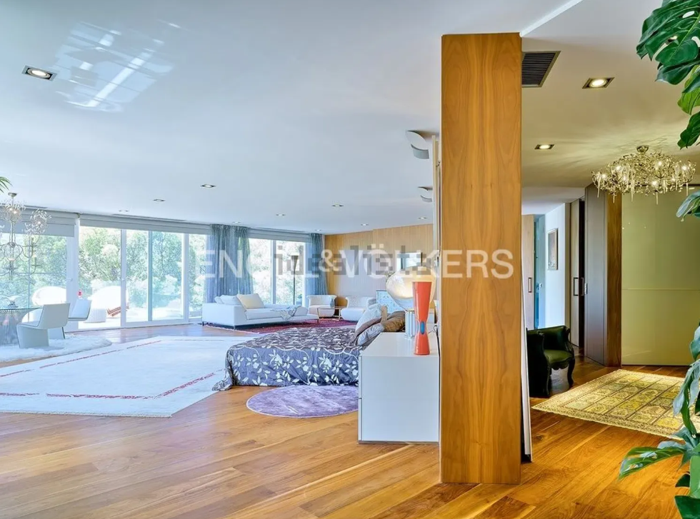 Mansión de lujo con pista de tenis