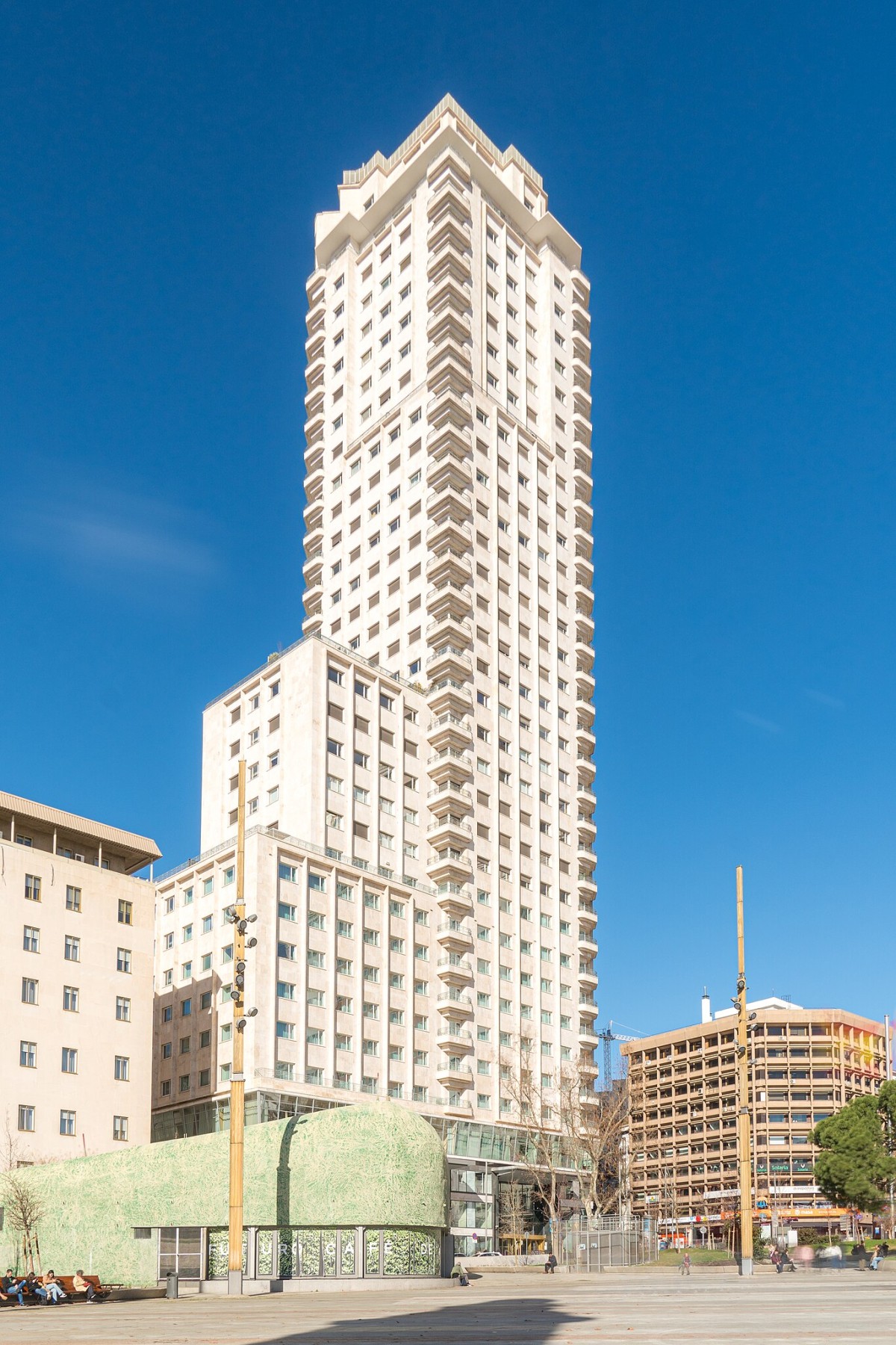 Con sus 142 m de altura, fue durante años el rascacielos de hormigón más alto del mundo.