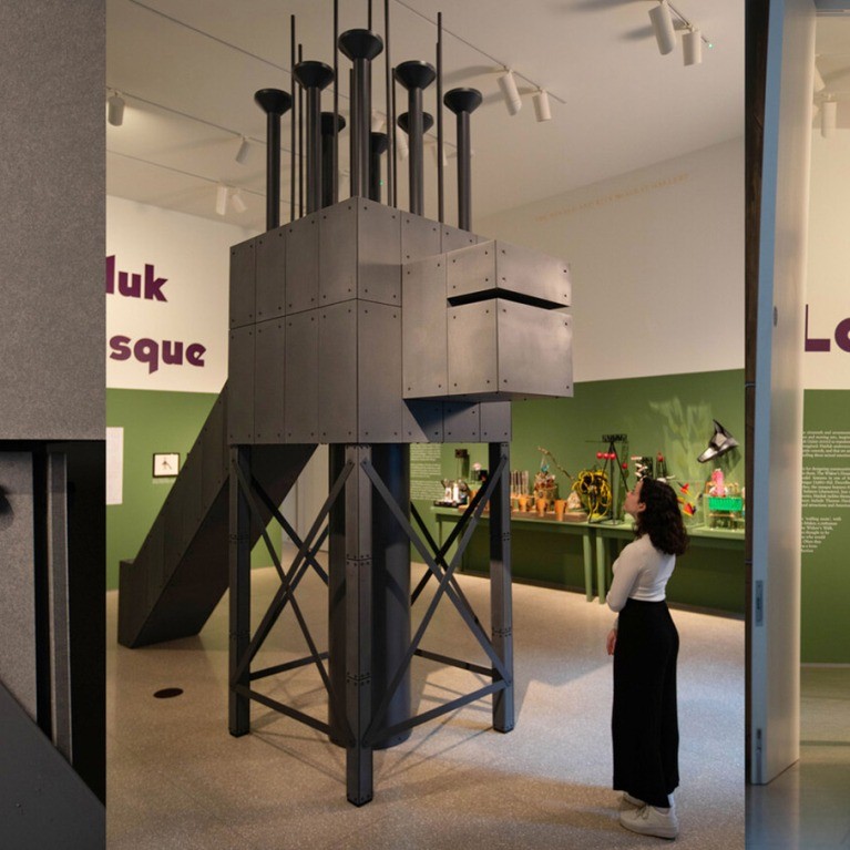 La serie “Masques” son unas estructuras habitables que recuerdan rostros o figuras totémicas.