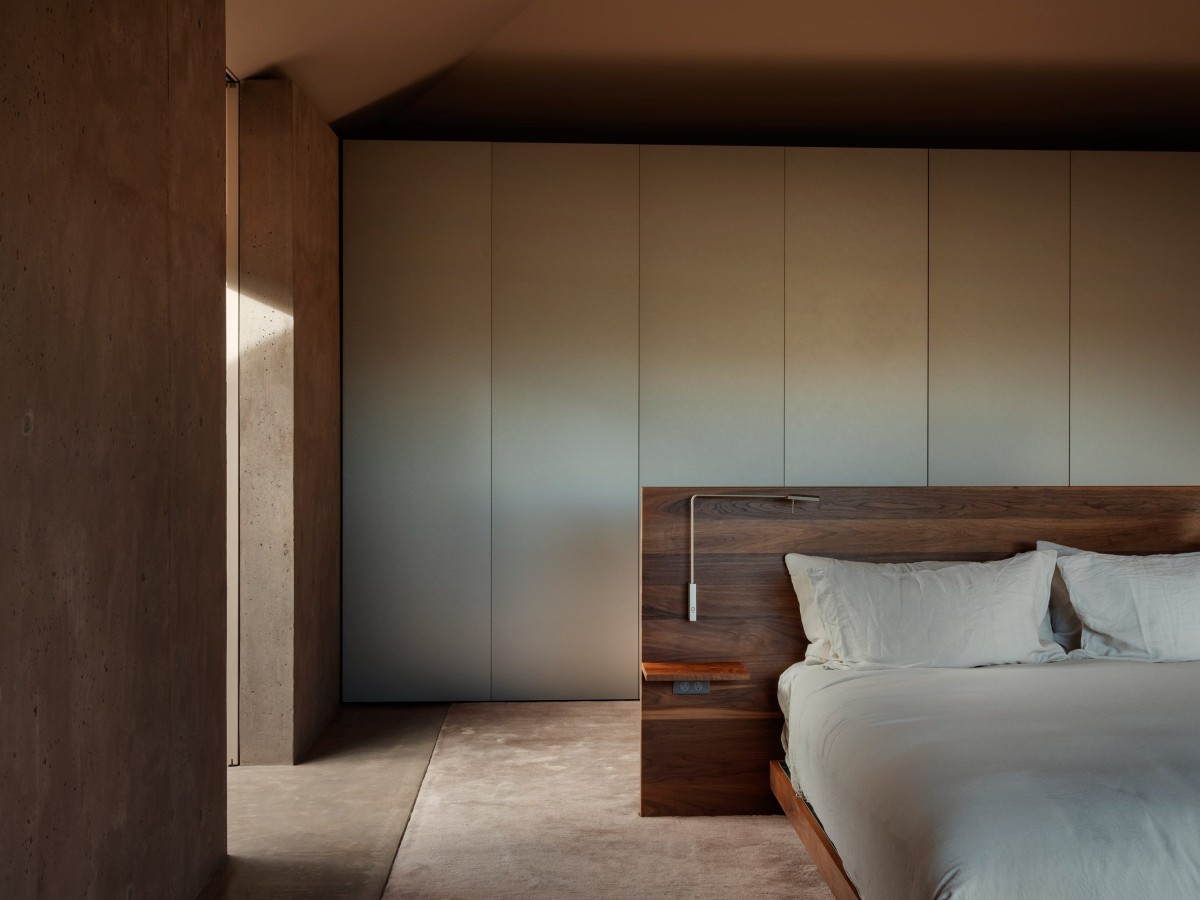 La casa se organiza alrededor de dos bloques de hormigón, en uno está la sala de estar y en el otro la cocina, el comedor y el dormitorio principal.