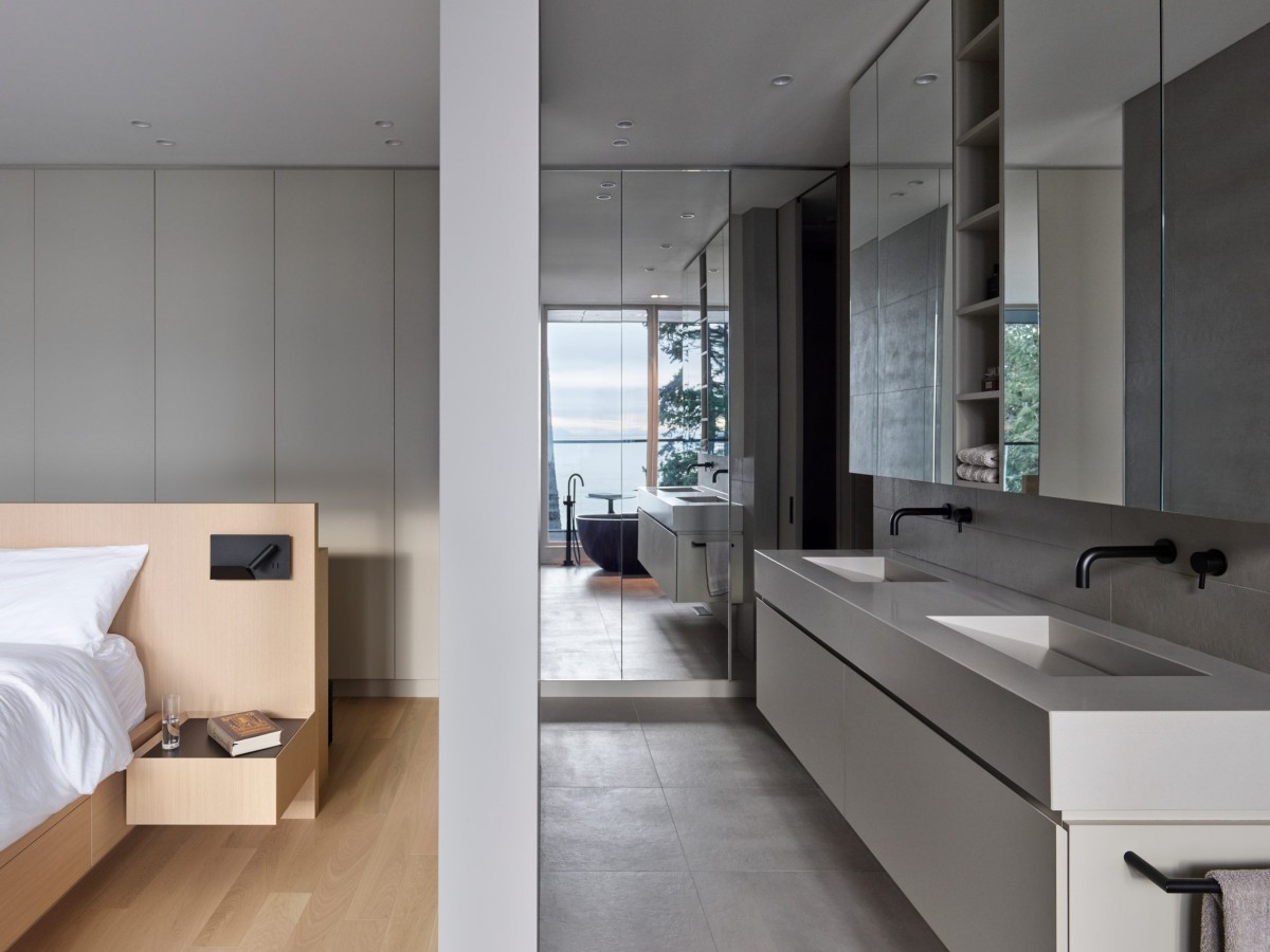 En el interior, la paleta de materiales y colores cambia de nivel a nivel de la casa, así como también entre las distintas estancias.