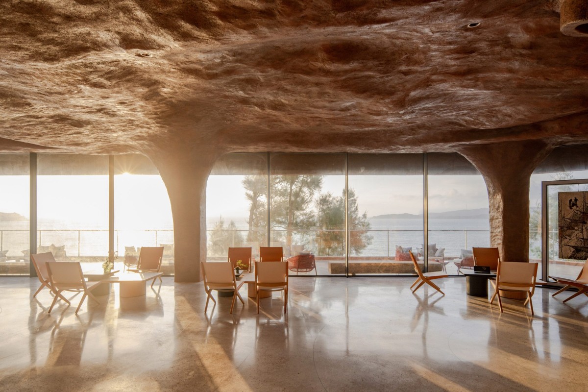 La fachada este, orientada hacia el mar, está hecha de vidrio para que el cielo, el mar y las islas lejanas sean ‘absorbidos’ por el interior.