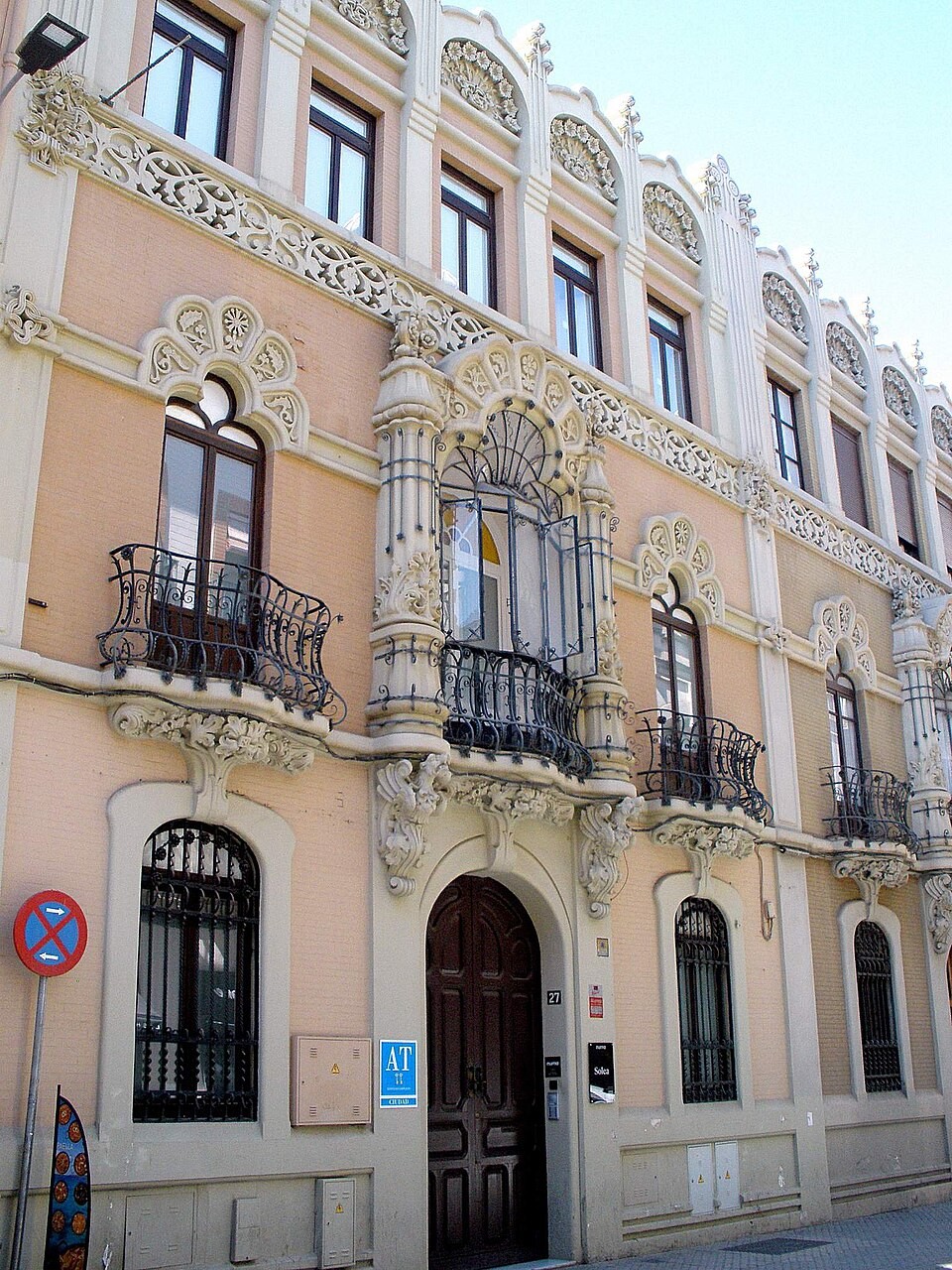 La Casa de Laureano Montoto mezcla los estilos modernista y regionalista típico de la ciudad.