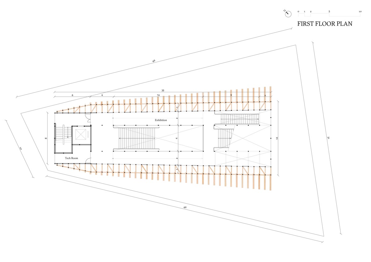 En la planta se aprecia tanto la estructura de madera exterior como el atrio central que se abre y conecta las cuatro alturas.