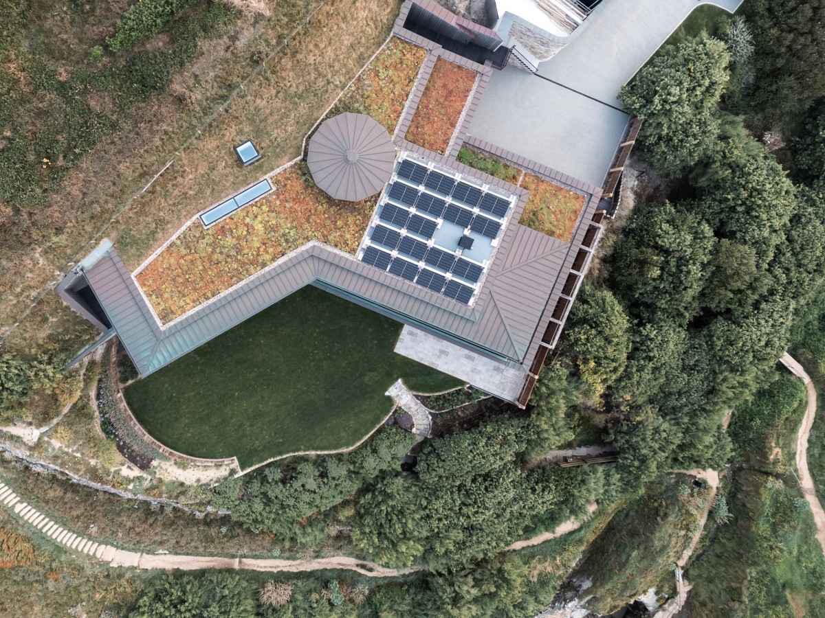 Desde el aire, se aprecia perfectamente como la vivienda se adapta al terreno y su ubicación sobre el acantilado.