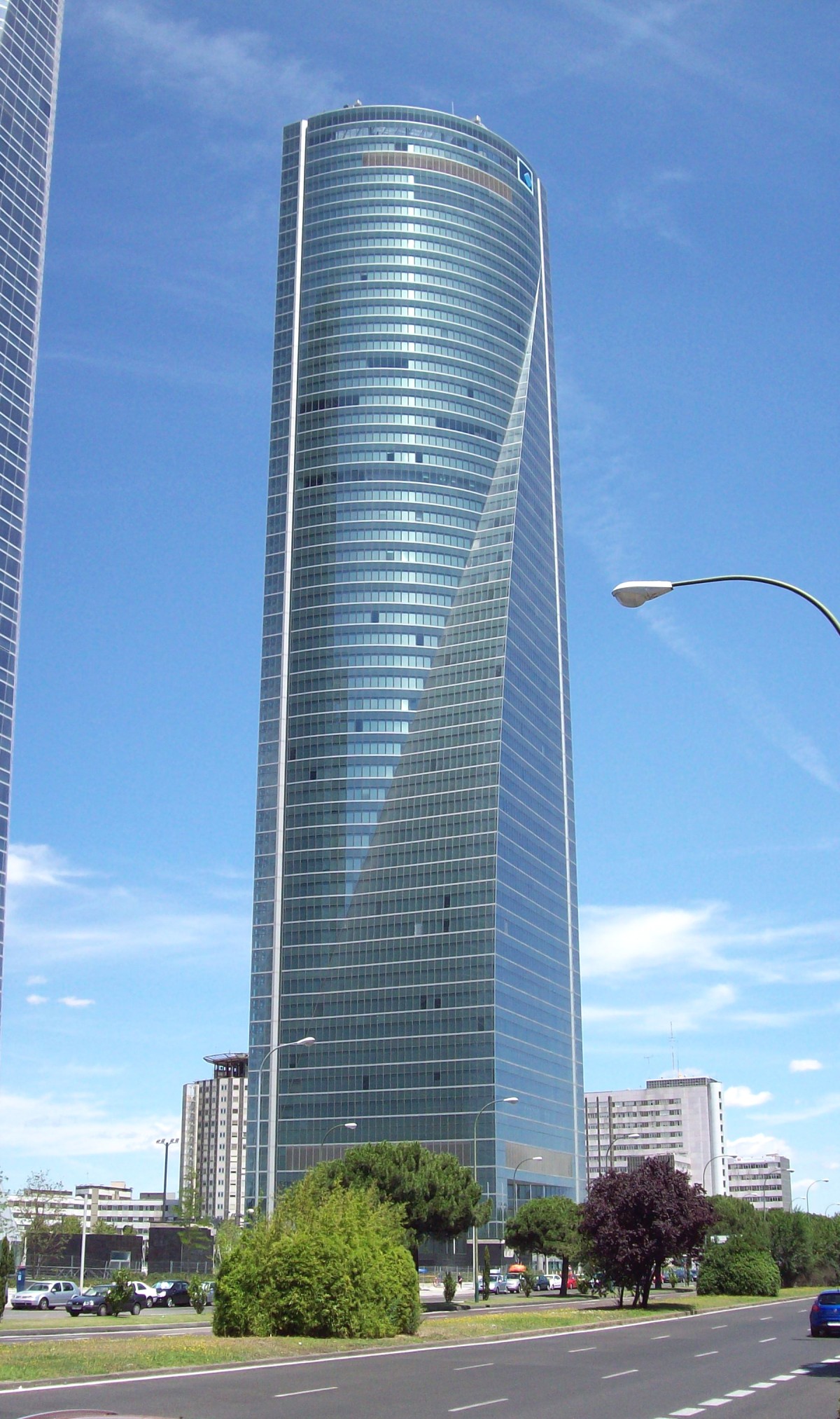 La Torre Emperador Castellana fue el primero de los cuatro rascacielos de Madrid y el más alto de España durante un año.