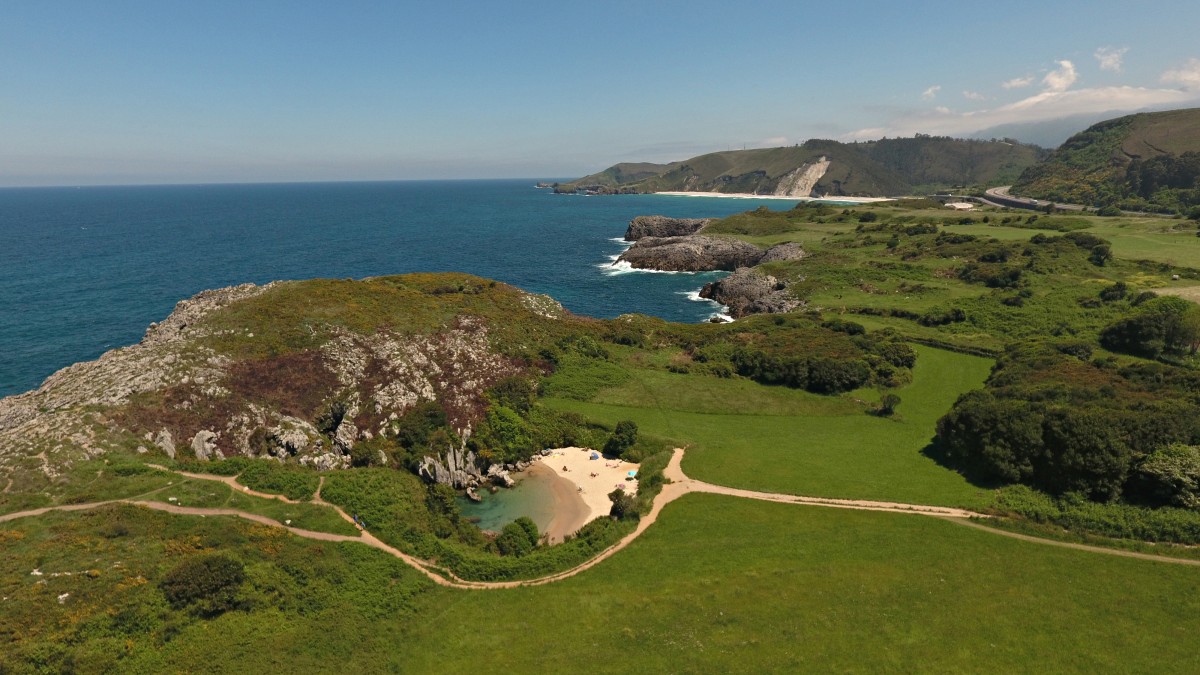 La cala de Asturias entre prados verdes única en el mundo: dónde está y cómo llegar