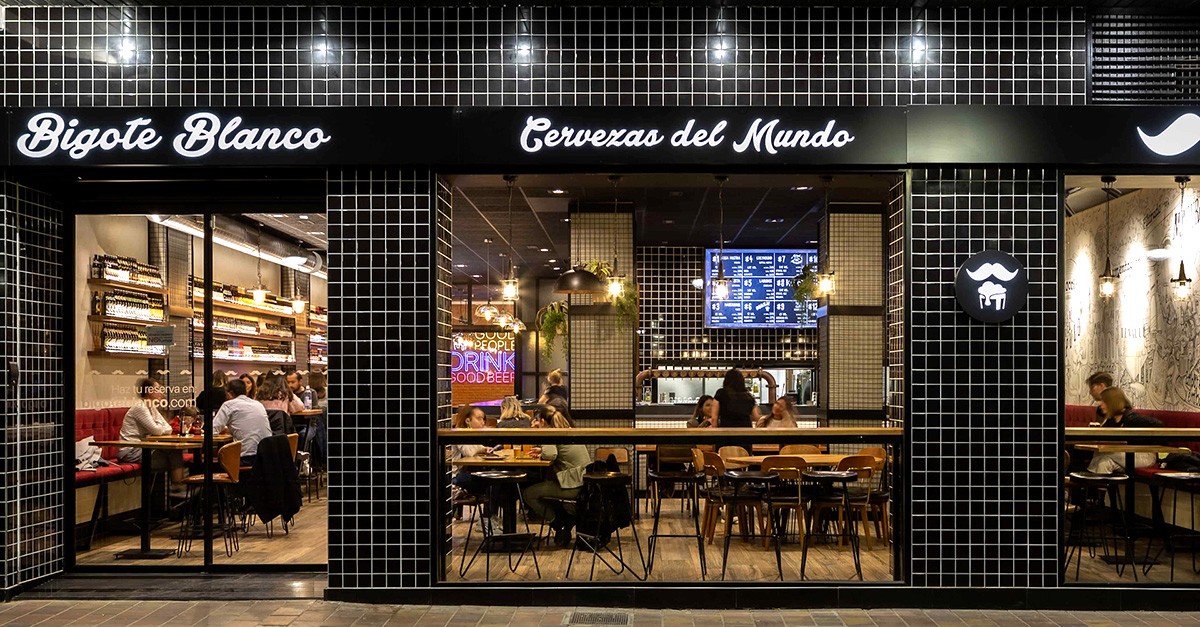 Fachada de la cervecería Bigote Blanco de Albacete