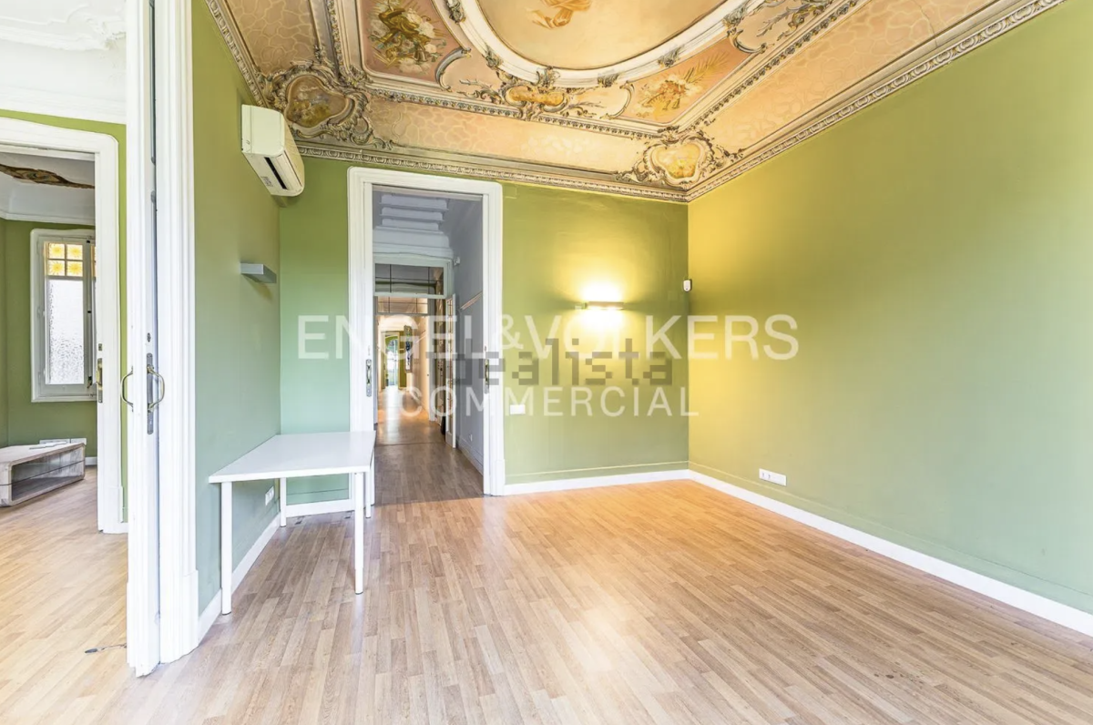 ¿Trabajar en una obra de arte? Así es la oficina en alquiler en la emblemática Casa Comalat de Barcelona