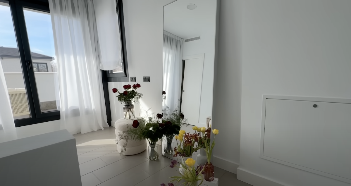 HOUSE TOUR| LolaLolita/ Youtube @LolaLoliitaaa