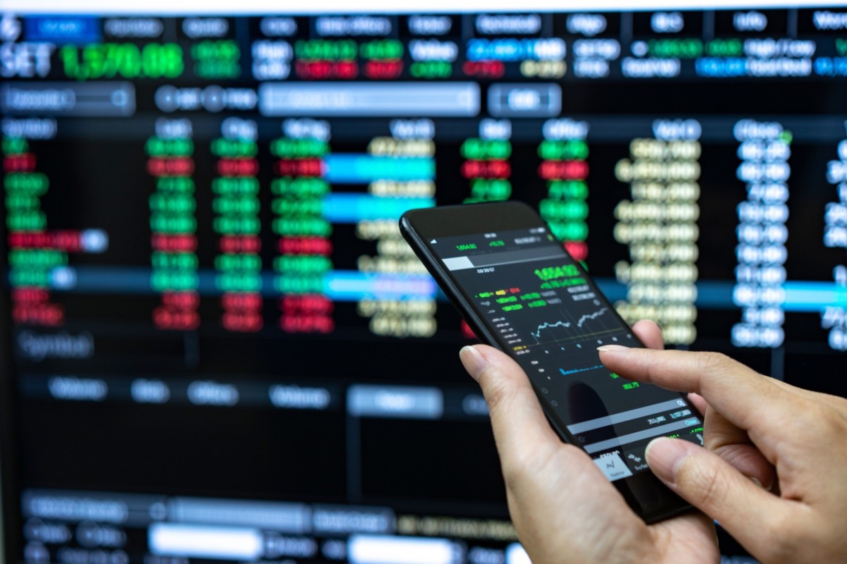 AllUnity lanza Eurau, la primera 'stablecoin' en euros de Alemania Archivo - Businessman checking stock market data. He using a mobile phone. Analysis economy data on forex earn graph.
