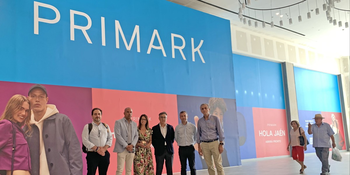 Primark crece en España con la apertura de una tienda en Jaén el próximo 5 de septiembre Visita del alcalde de Jaén, Julio Millán, a la nueva tienda de Primark
