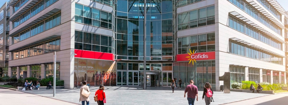 Un 45% de los jóvenes de hasta 31 años sigue viviendo con sus padres en España, según Cofidis Archivo - Sede de Cofidis España en Plaça de la Pau, Cornellà de Llobregat (Barcelona).