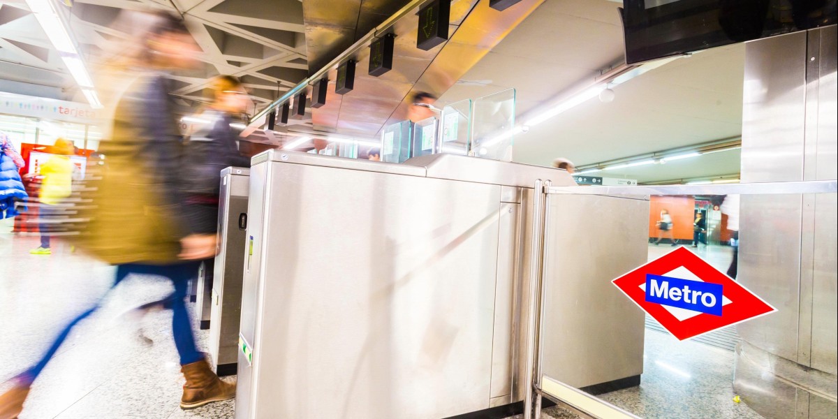 Archivo - Tornos en una estación de Metro de Madrid