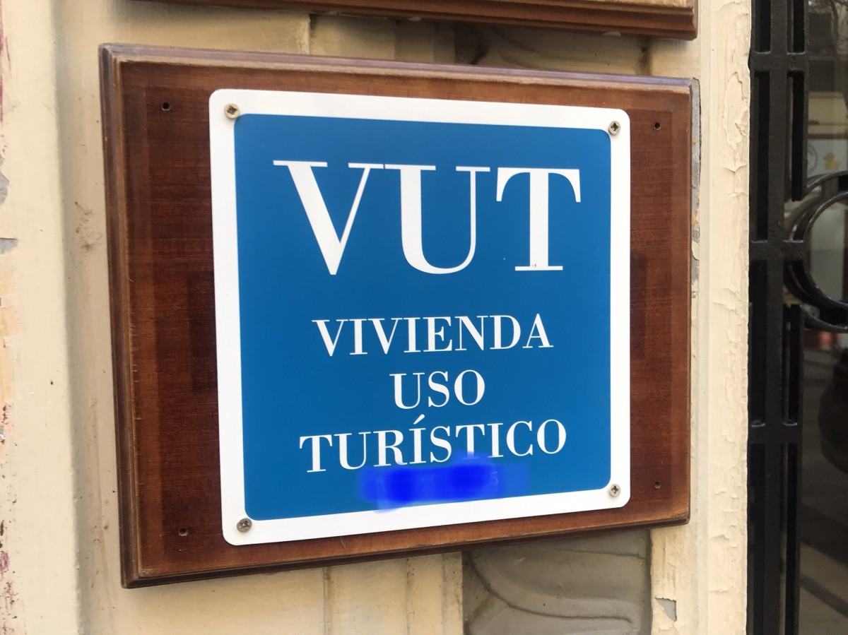 La concentración de viviendas turísticas desciende de forma leve y generalizada en España Archivo - Cartel de Vivienda de Uso Turístico (VUT)