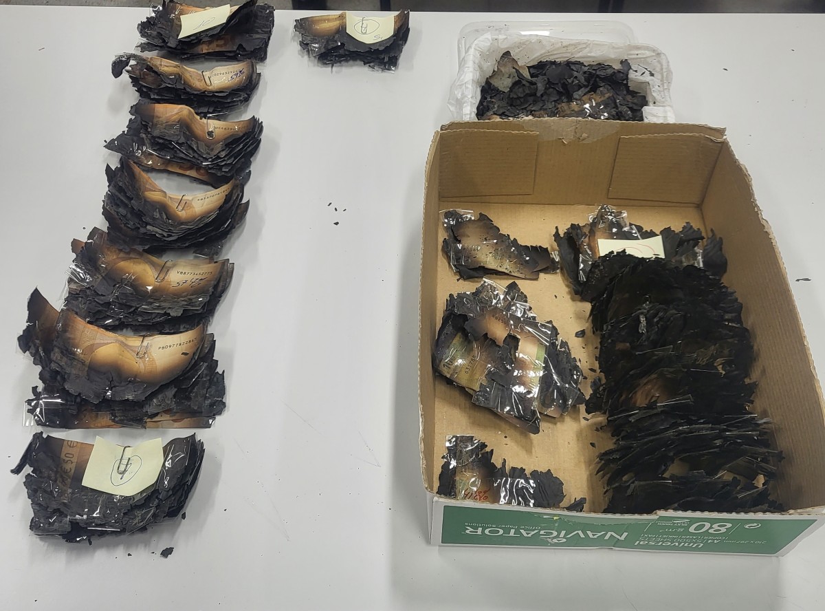 Archivo - Billetes quemados en incendios