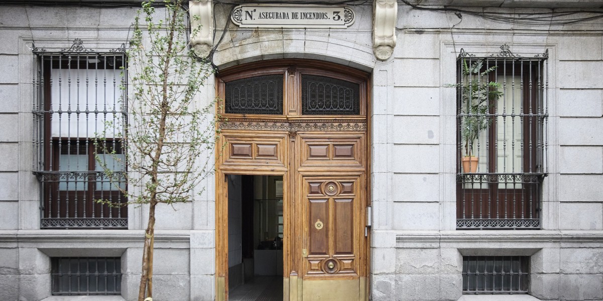 Archivo - Fachada de un bloque de viviendas, a 29 de octubre de 2024, en Madrid (España). 