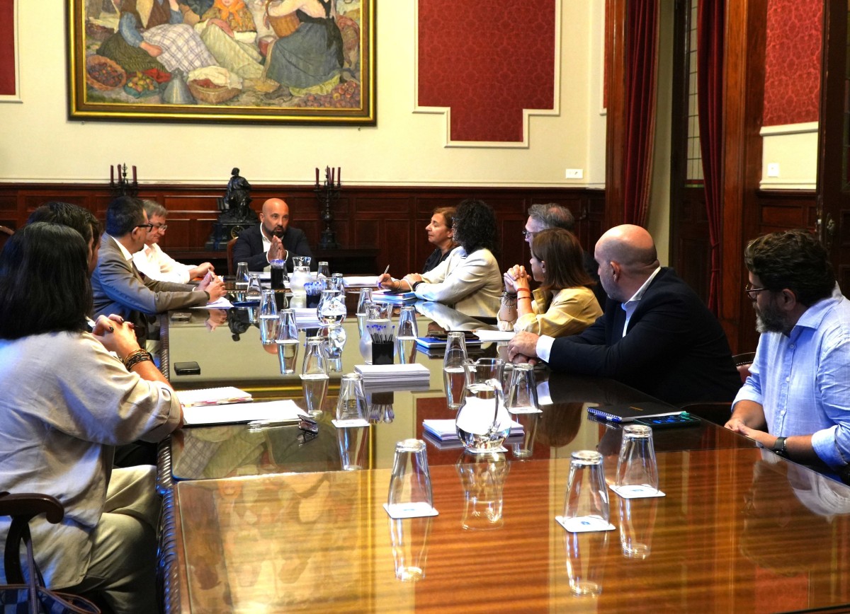 A Coruña comenzará a aplicar la tasa turística el 29 de septiembre,cuando acaba la temporada de verano El concejal de Economía y Planificación Estratégica y portavoz del gobierno municipal, José Manuel Lage, durante una reunión con la directiva de la Asociación Empresarial de Hospedaje de A Coruña (Hospeco).