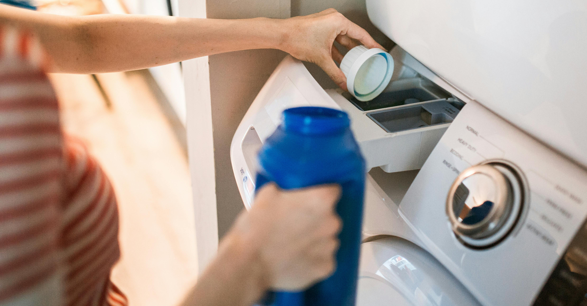 inserimento del detersivo in lavatrice
