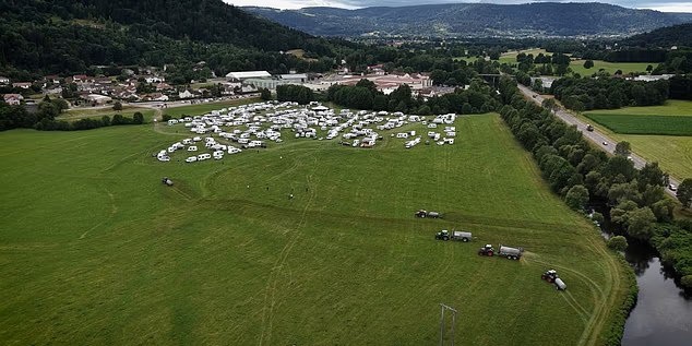 Agricultores franceses rocían con estiercol un campamento de okupas