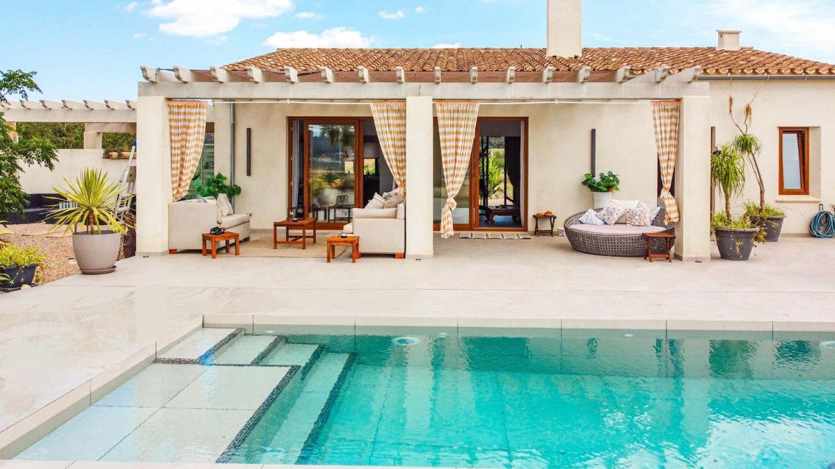 Property with swimming pool in Spain