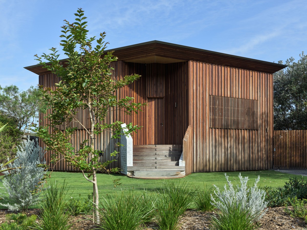 La peculiar construcción de la costa australiana, conocida como Cake House, ha sido recientemente renovada por el estudio Alexander Symes Architect.