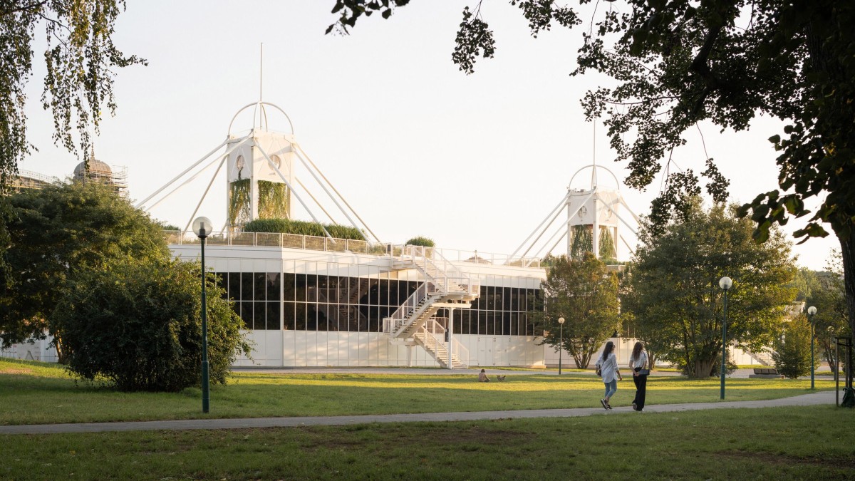 Los pabellones Křižík están ubicados detrás del Palacio Industrial de Praga y han sido rehabilitados por el estudio Výstaviště Praha.