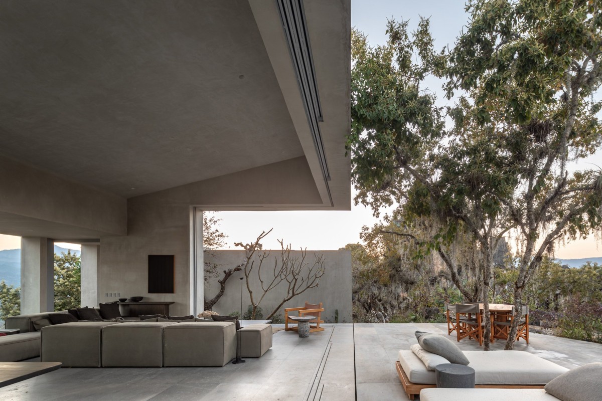 Las Rocas se ubican en el Valle de Bravo, México y ha sido diseñado por Ignacio Urquiza y Ana Paula de Alba.