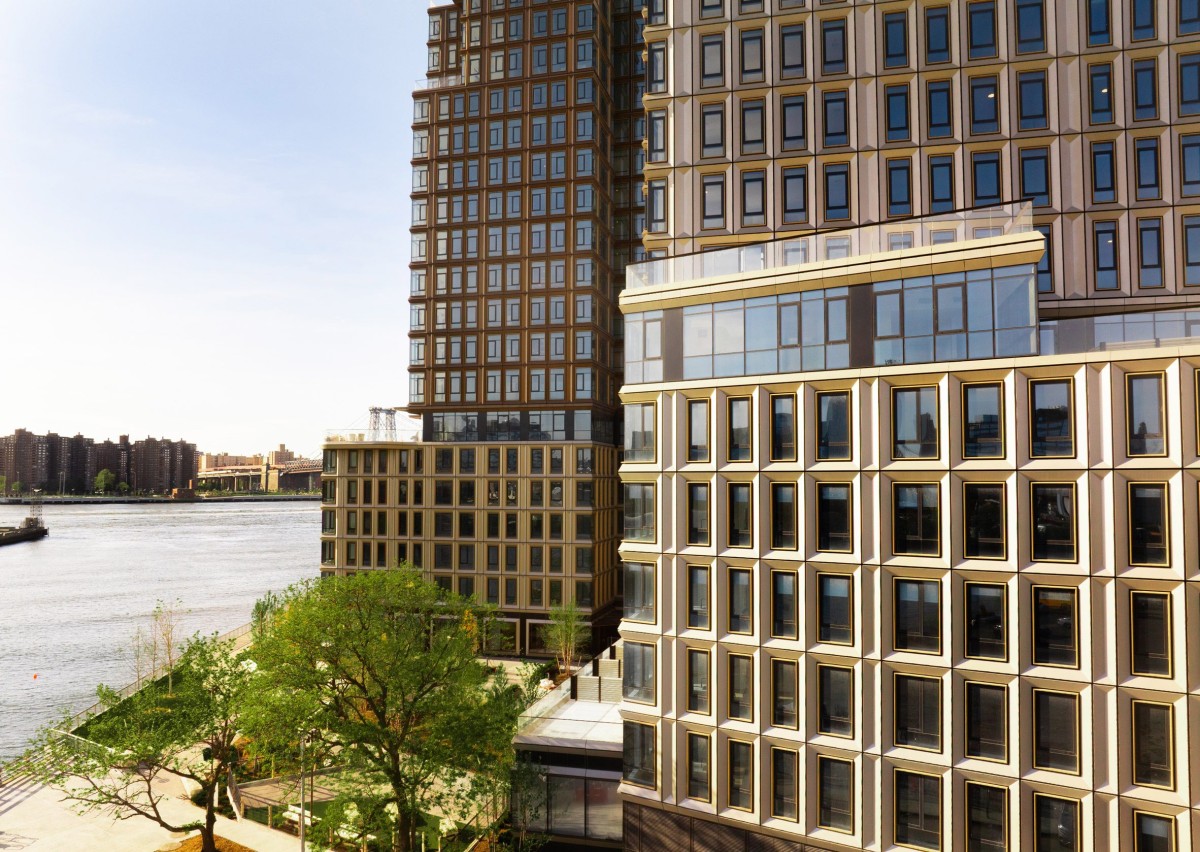 Ambas estructuras descansan sobre un podio compartido que se adapta al terreno inclinado de la ribera. 