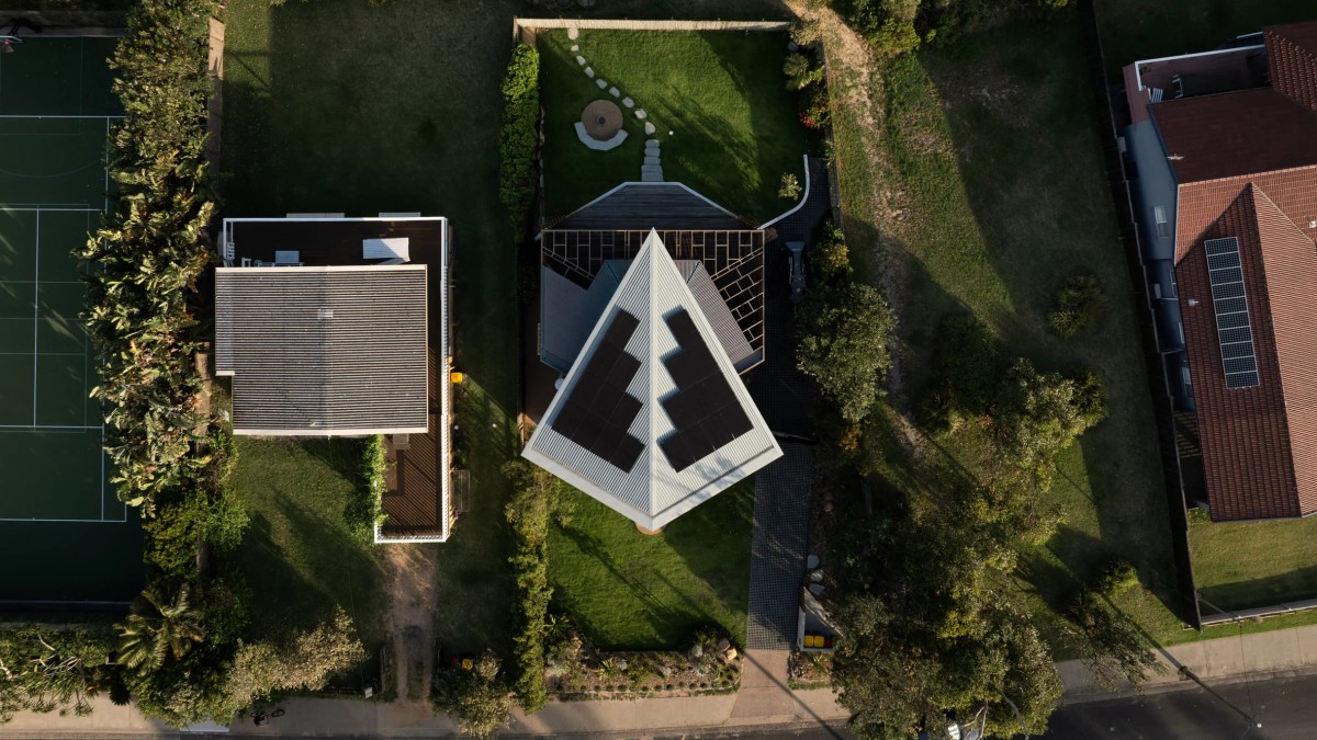 Su perfil triangular, diseñado originalmente con un techo inclinado en forma de cuña, la ha hecho inconfundible para quienes la ven desde el agua.