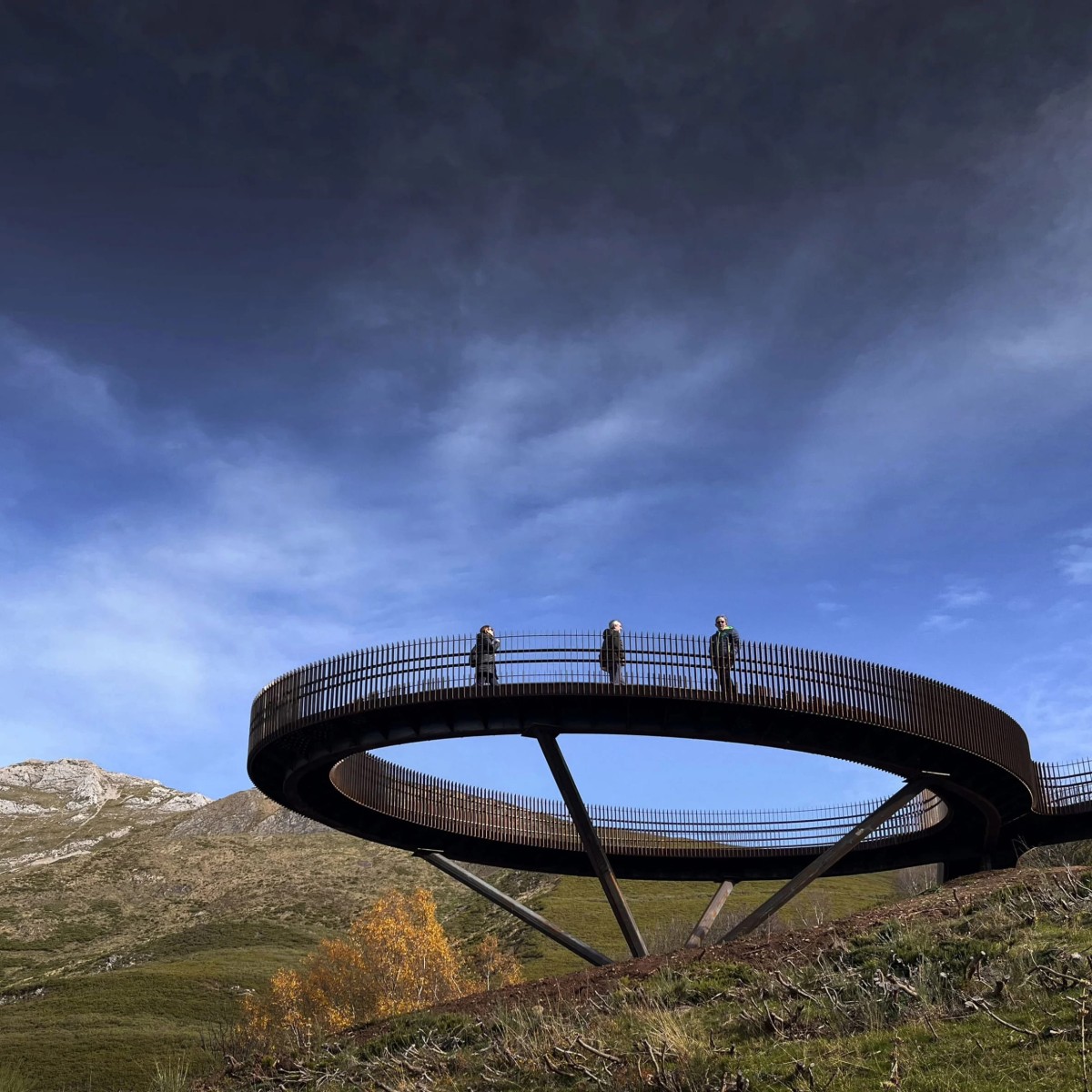 El mirador circular permite a cualquiera entrar, contemplar el excepcional paisaje de 360 grados y salir de nuevo.