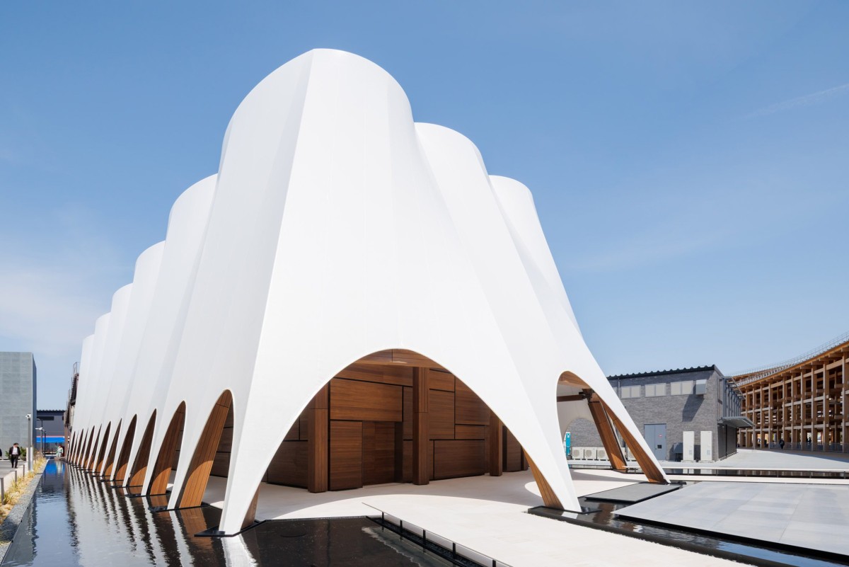 El diseño remite de inmediato a las velas de los dhows, los barcos de vela tradicionales de la región. 