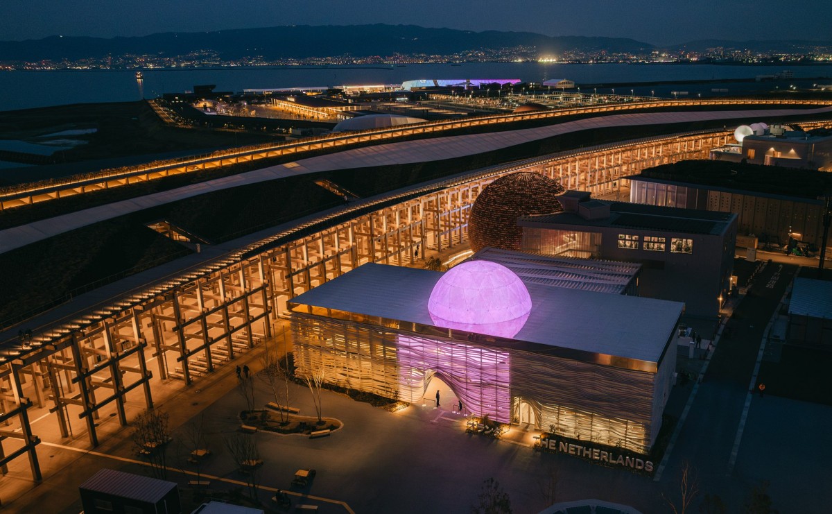 El elemento central es una esfera de 10,6 metros de diámetro que atraviesa la cubierta, pensada como metáfora del sol y de la energía infinita.