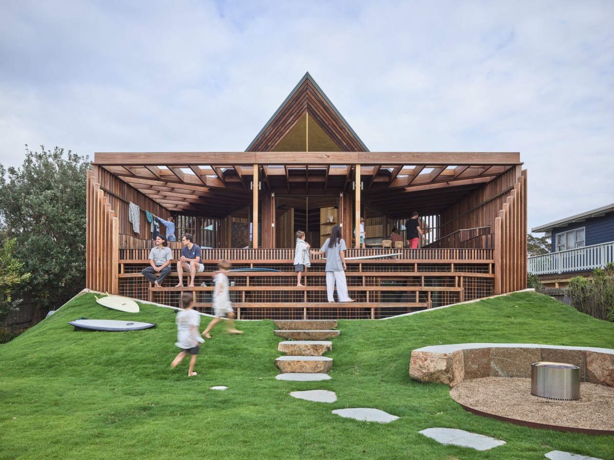 La intervención respetó la huella original del edificio, pero reorganizó los espacios para adaptarlos a una familia de cinco miembros.