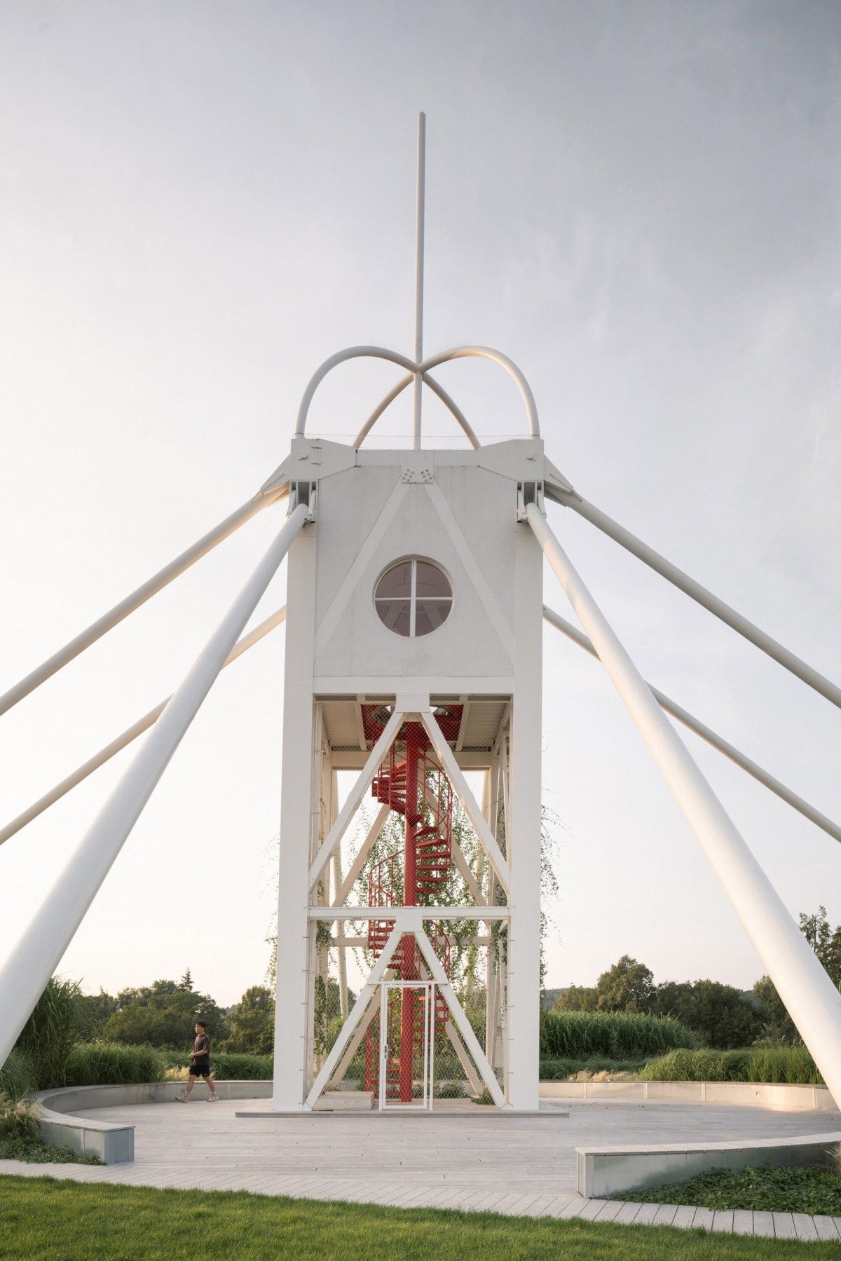 Dos torres mirador con un acceso mediante escaleras de caracol rojas se alzan como nuevos puntos de observación de la ciudad.