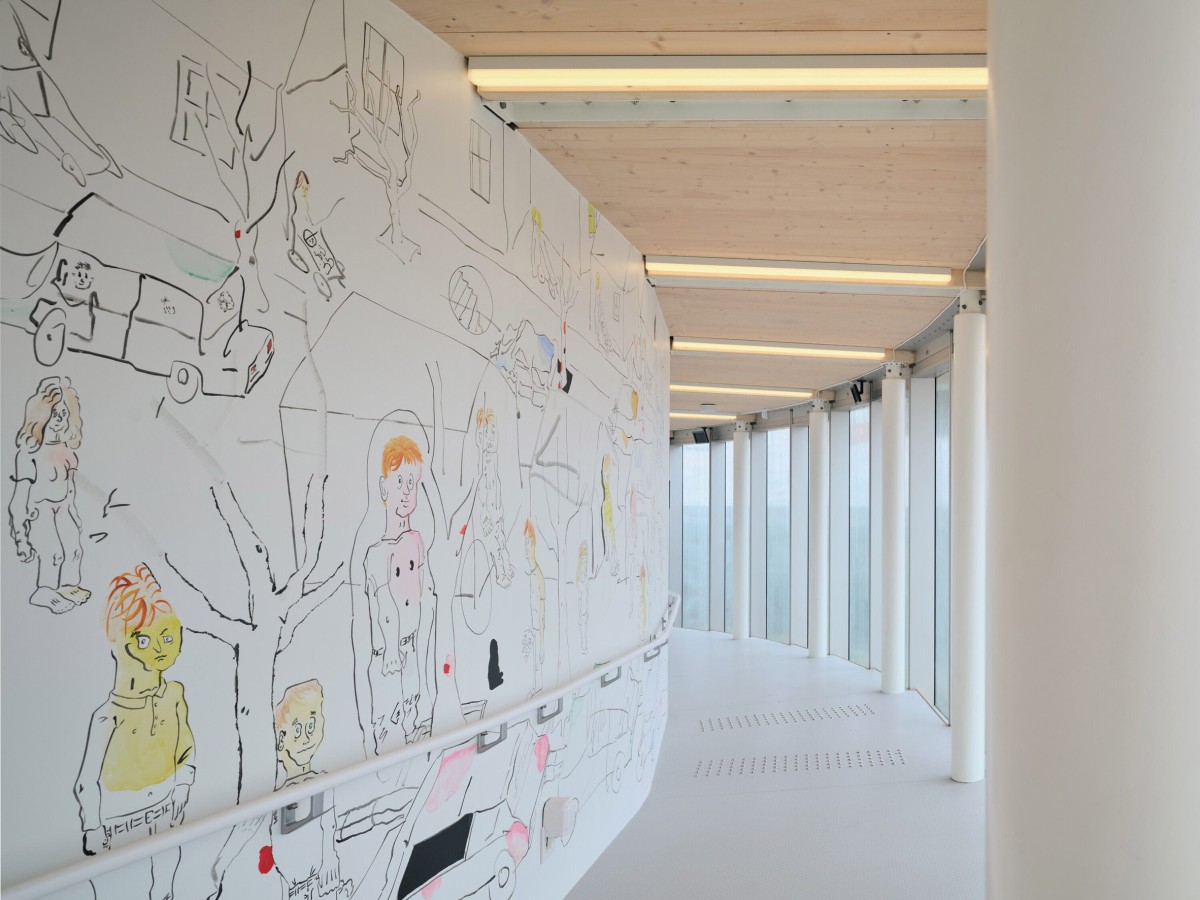 A medida que se avanza, la espiral se abre y crece en amplitud, ofreciendo un trayecto progresivamente más estimulante.