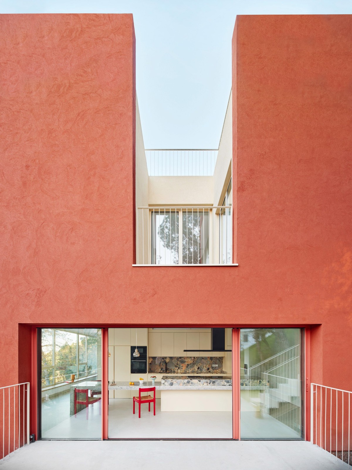 La geometría es un elemento destacado de la vivienda que permite crear terrazas ocultas y pequeños refugios, destacando un vacío a doble altura.