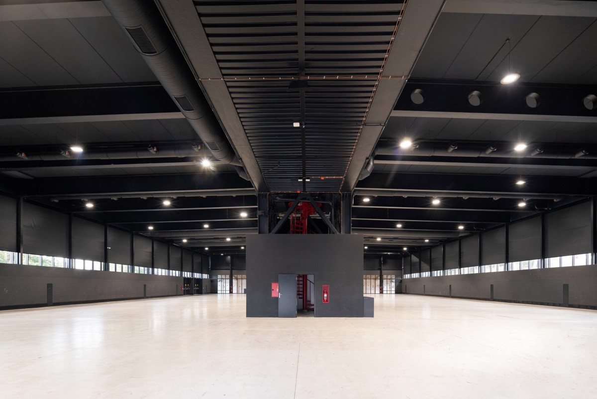 El interior recibió un rediseño completo con superficies de hormigón vistas y acabados en negro mate que acentúan el estilo industrial.