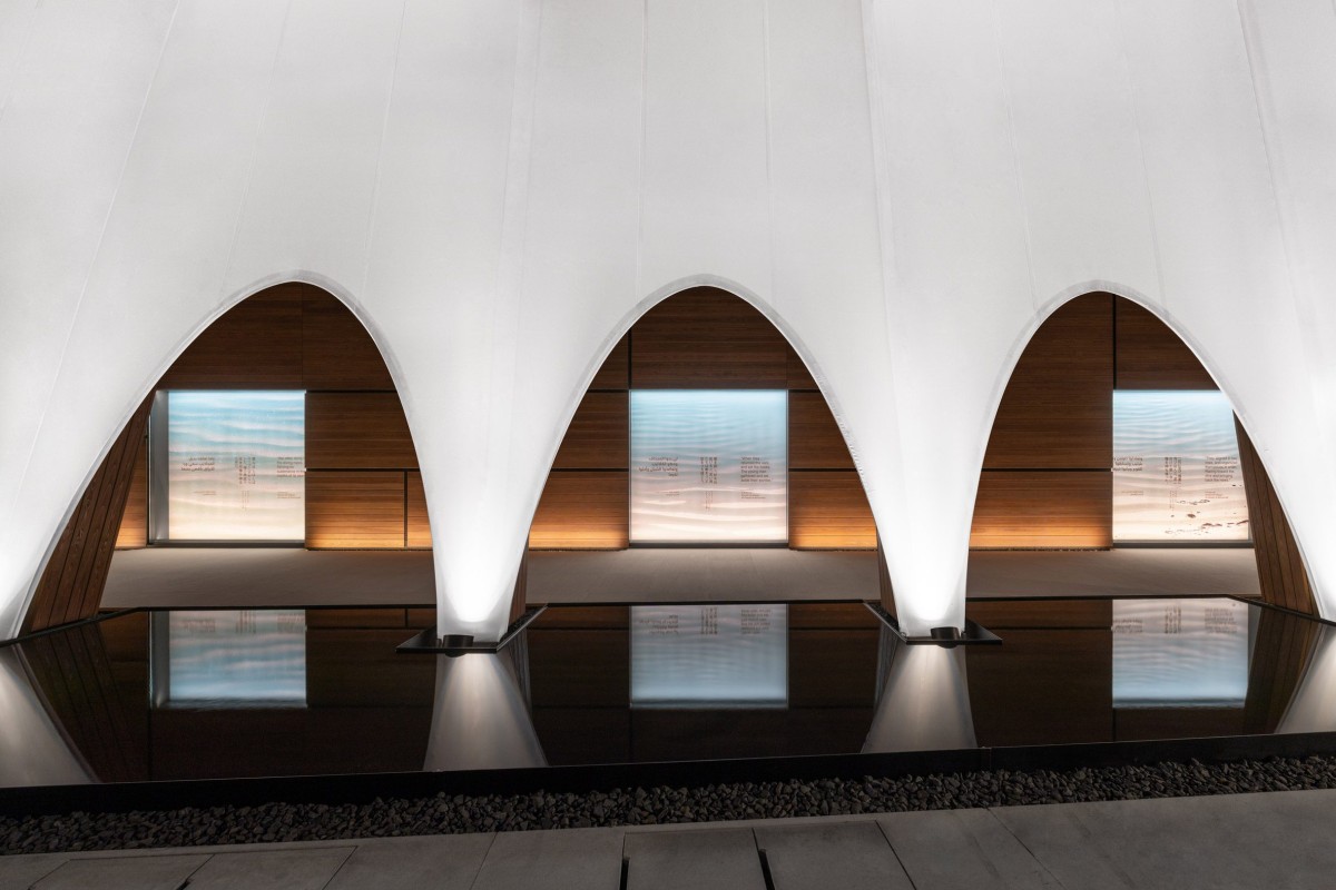 La estructura combina técnicas de carpintería qataríes y japonesas, reflejando la colaboración internacional que define a la Expo.