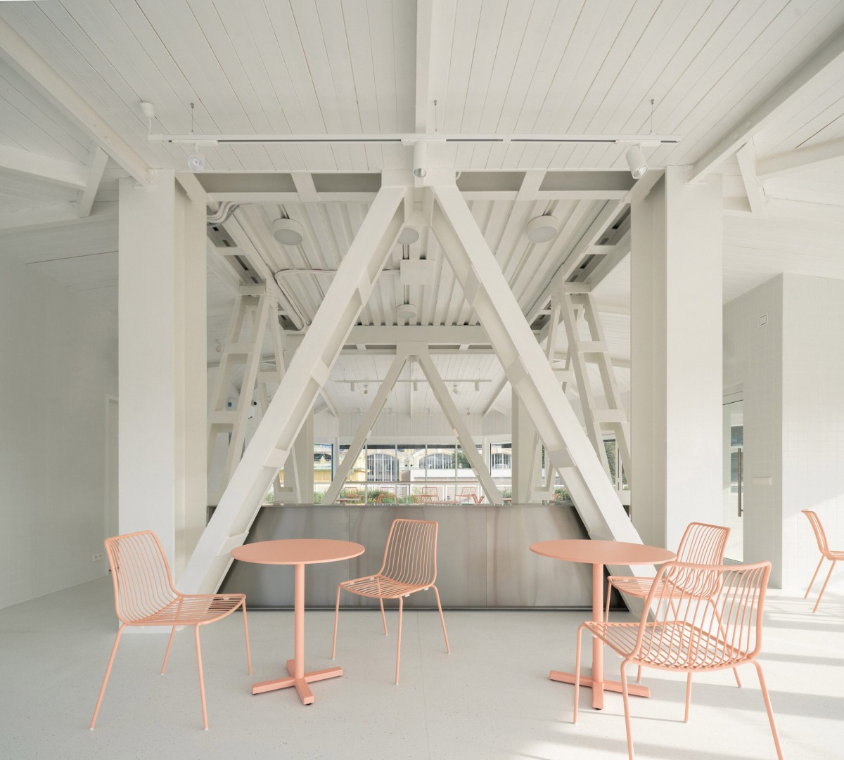 En muchas zonas del interior se ha conservado el característico acero blanco de estructuras y cerchas.