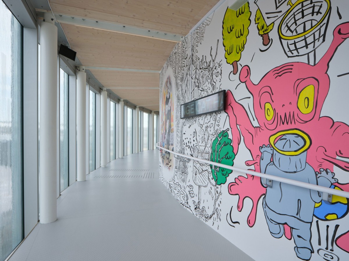 La galería en espiral está cubierta por un mural del grafitero Jakub Matuška, conocido como Masker, que se extiende a lo largo de más de 200 metros.