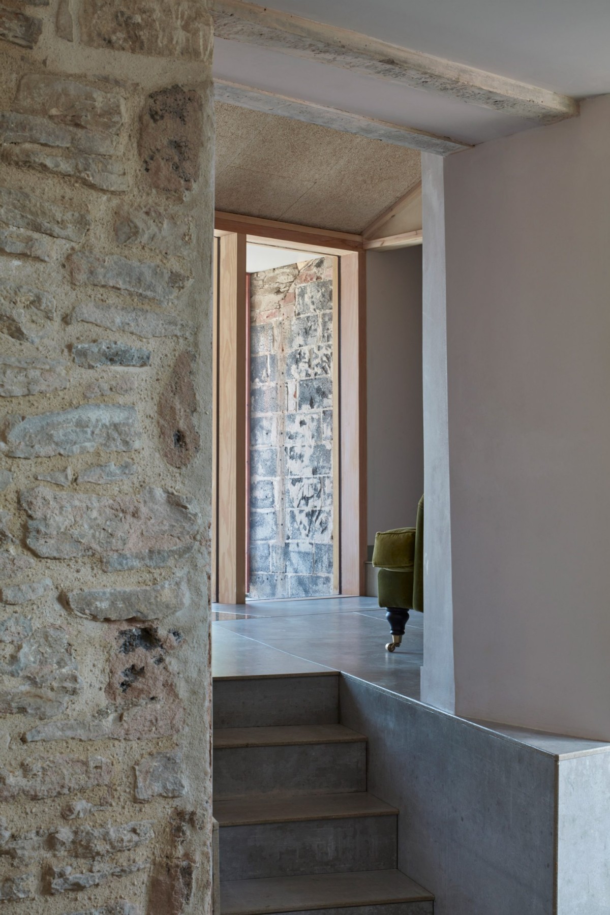 El interior ha sido rediseñado con líneas de visión introducidas en toda la propiedad para que las transiciones interiores sean más armoniosas.