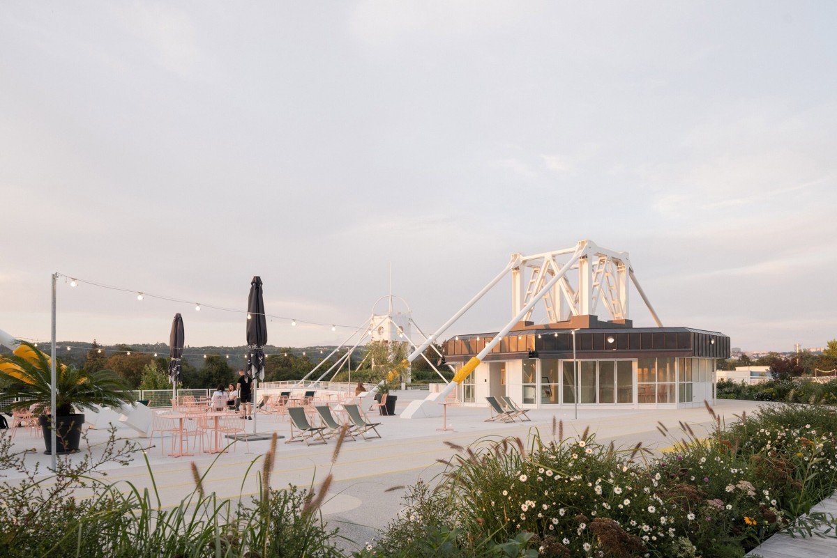 Las antiguas losas de hormigón, que contribuían al efecto “isla de calor”, han sido sustituidas por materiales que favorecen el confort térmico y la sostenibilidad.