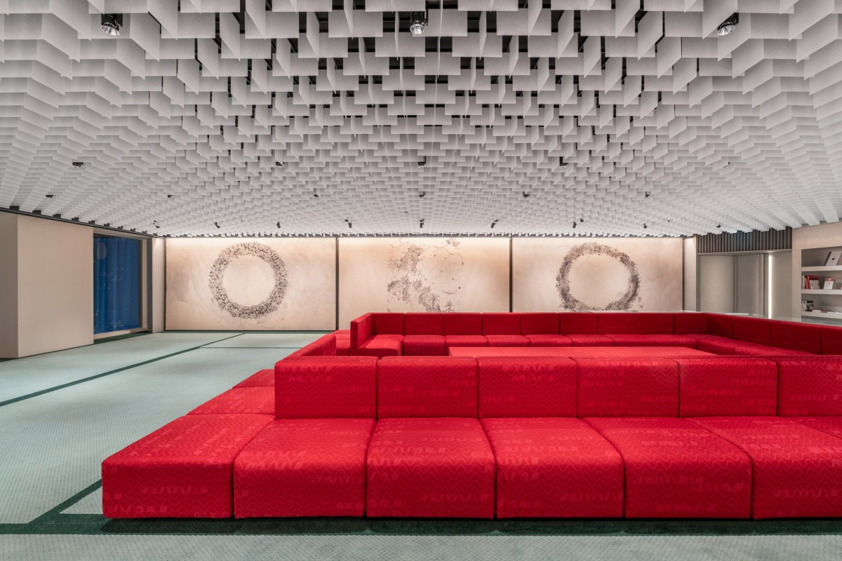 Otras zonas de descanso muestran en las paredes obras relacionadas con la arena y las dunas.