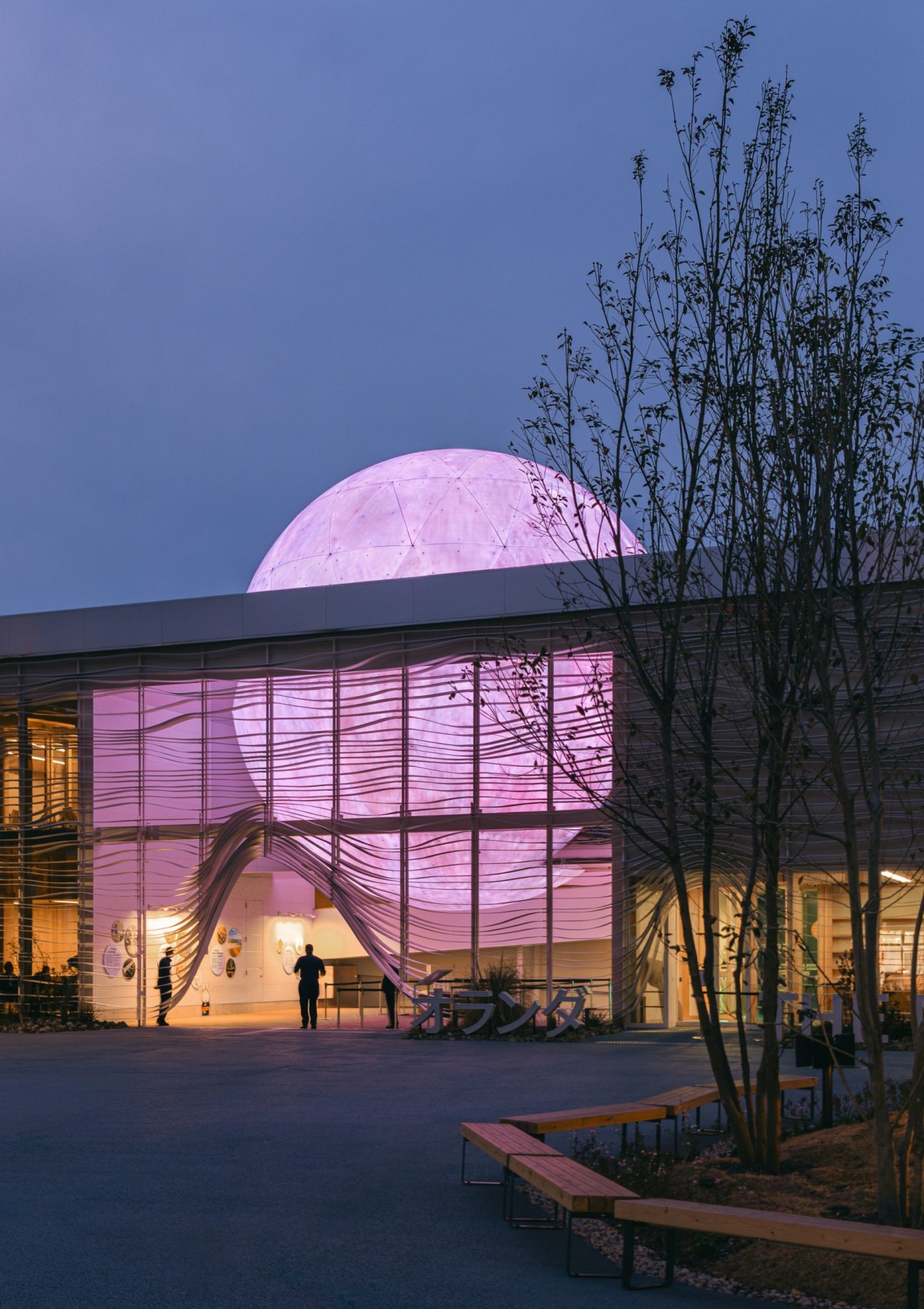 El edificio se ha concebido para desmontarse y reutilizarse, con juntas y tornillos visibles para facilitar su reconstrucción. 