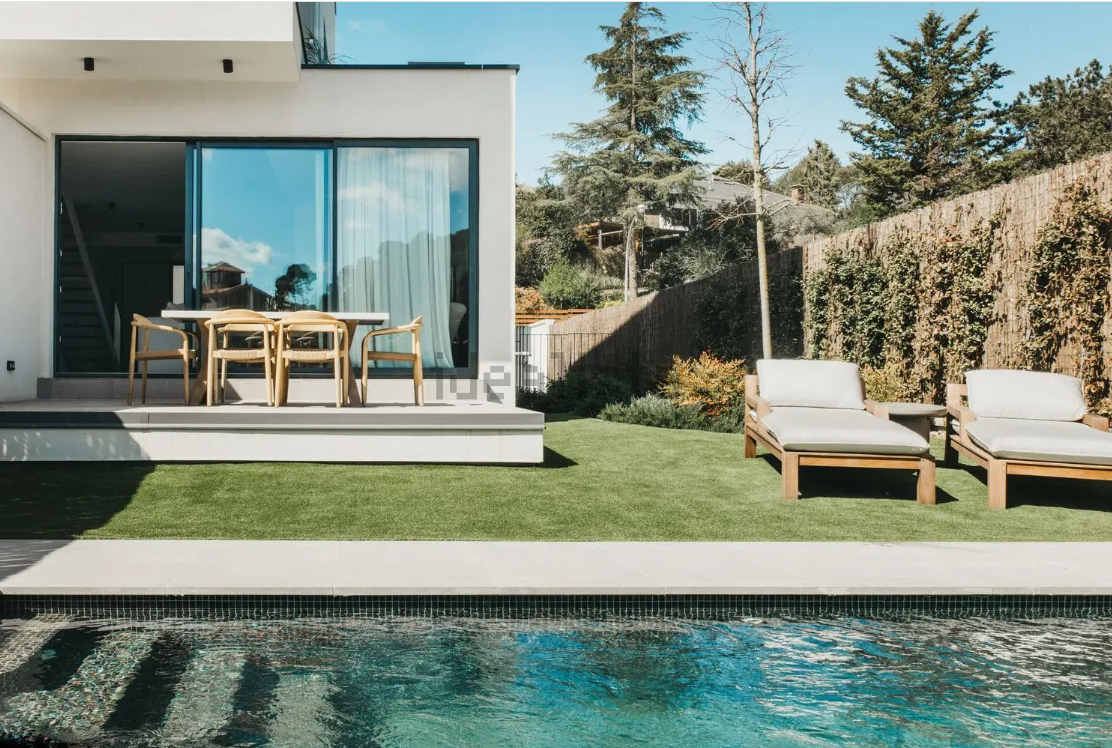 Jardín con piscina de un chalet de Can Llobet