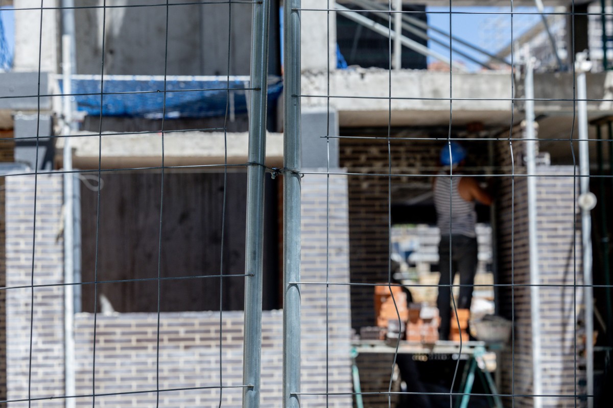 Archivo - Un obrero trabaja en la construcción de una vivienda nueva, a 29 de julio de 2025, en Madrid (España).