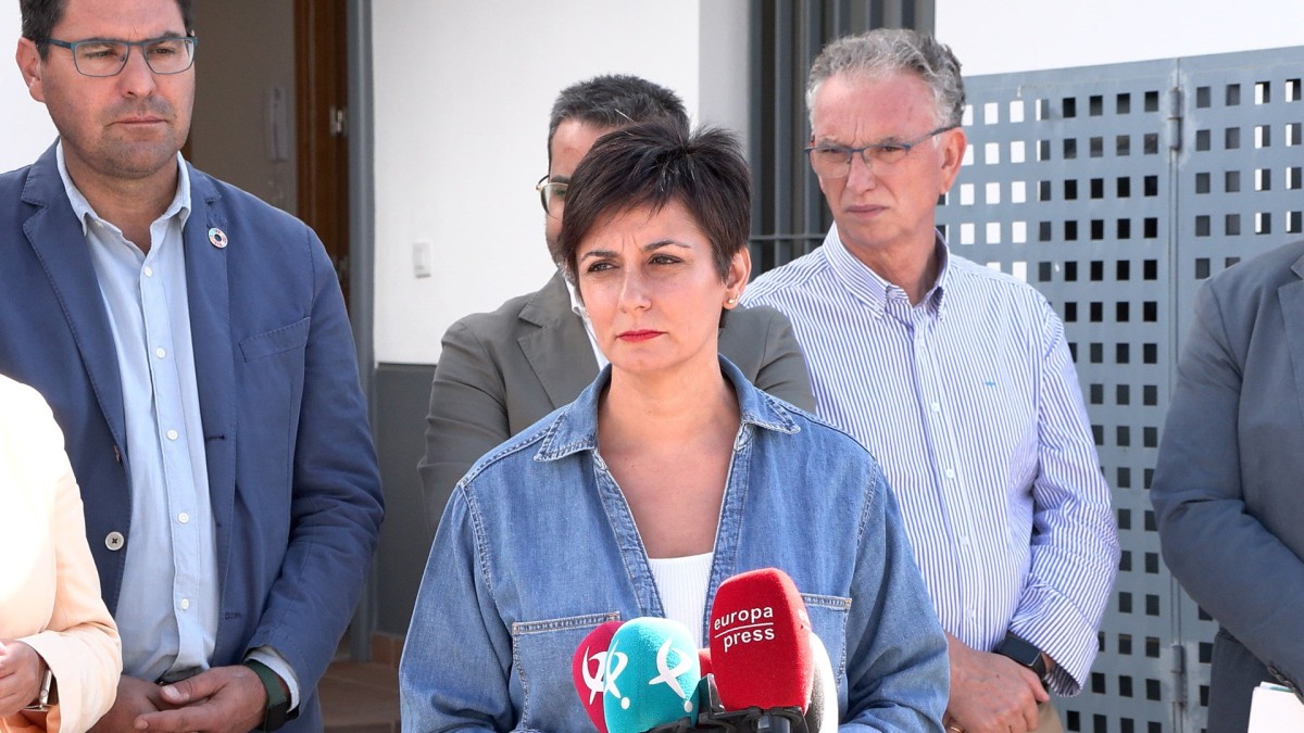 La ministra de Vivienda, Isabel Rodríguez, durante una visita a viviendas en Olivenza