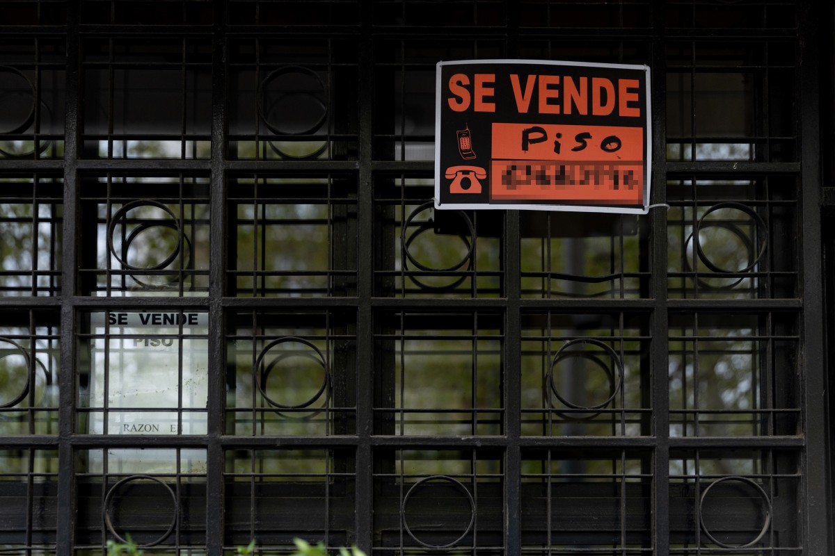 El precio de la vivienda libre se dispara un 12,7% en el segundo trimestre, su mayor alza en 18 años Archivo - Vista de un cartel de 'Se vende' en un portal de Madrid