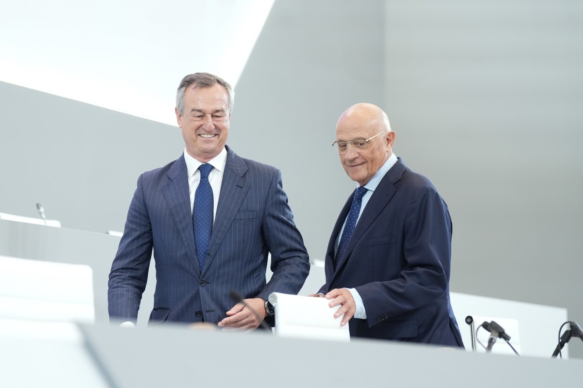 Archivo - El CEO del Banco Sabadell, César González-Bueno (i), y el presidente del Banco Sabadell, Josep Oliu (c), a 6 de agosto de 2025, en Sabadell, Barcelona, Catalunya (España).